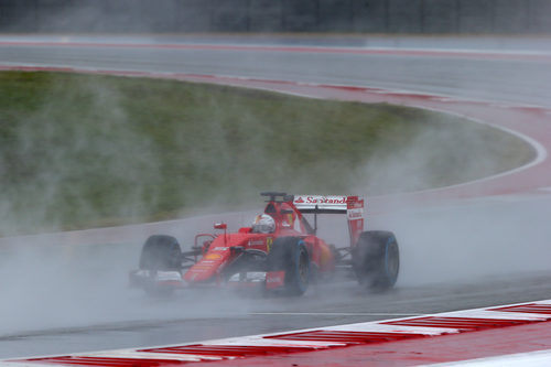 Sebastian Vettel pilotando en condiciones muy difíciles