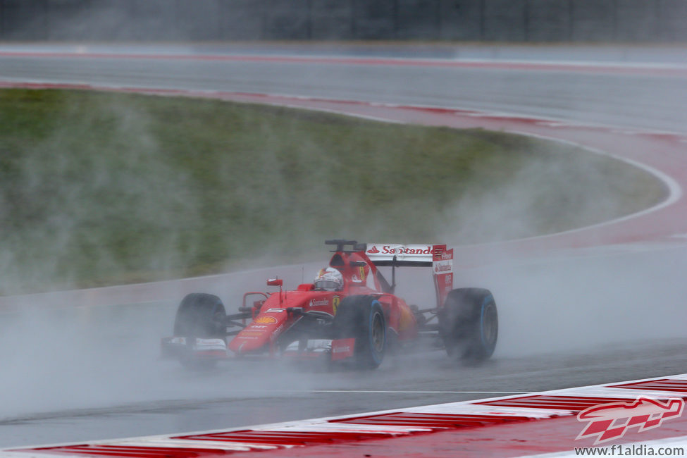 Sebastian Vettel pilotando en condiciones muy difíciles