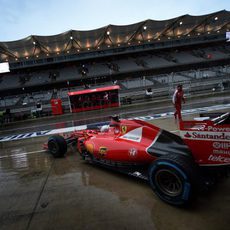 Sebastian Vettel saliendo del garaje