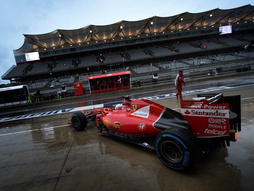 Sebastian Vettel saliendo del garaje