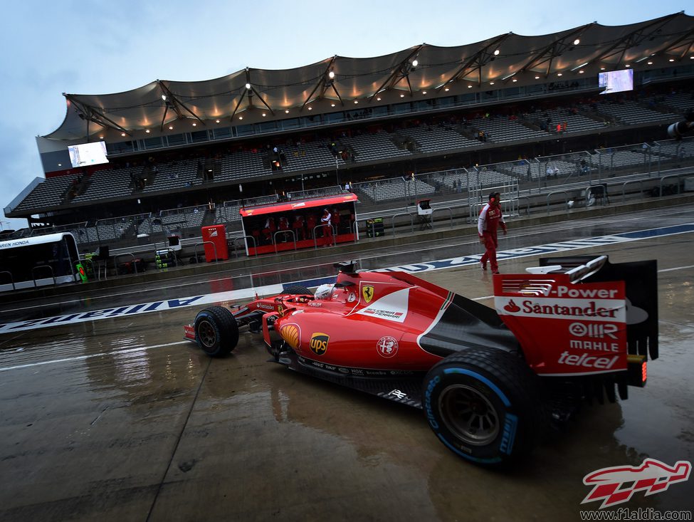 Sebastian Vettel saliendo del garaje