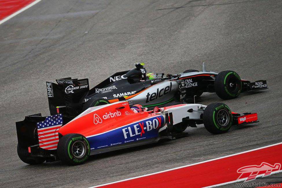 Alexander Rossi luchando con el Force India