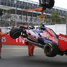 La grúa retira el coche de Max Verstappen en México