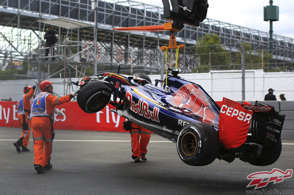 La grúa retira el coche de Max Verstappen en México