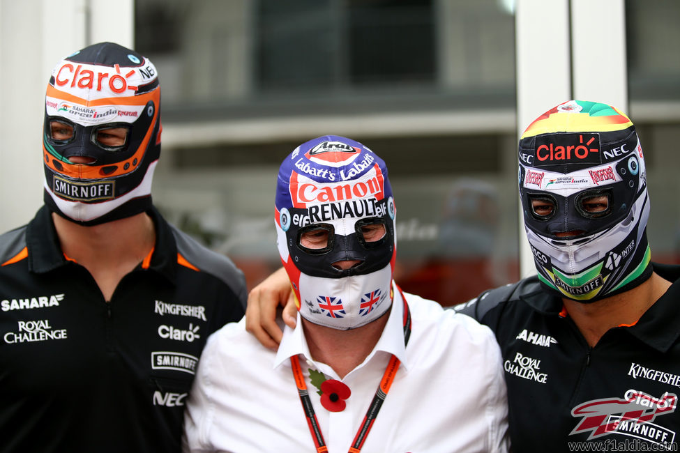 Nigel Mansell, Hülkenberg y Pérez se visten como luchadores