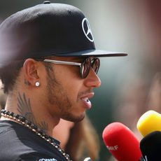 Lewis Hamilton habla para la prensa en México