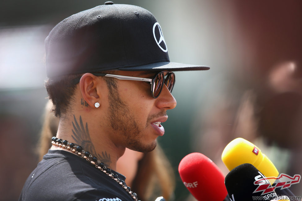 Lewis Hamilton habla para la prensa en México