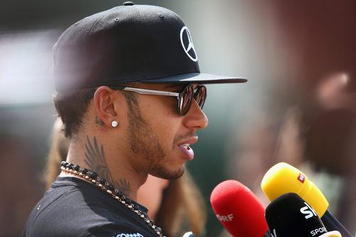 Lewis Hamilton habla para la prensa en México