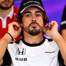 Fernando Alonso se ajusta el micrófono