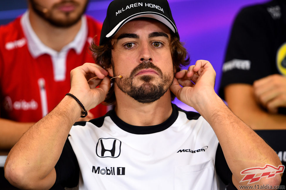 Fernando Alonso se ajusta el micrófono