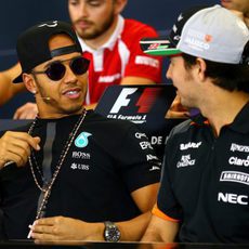 Lewis Hamilton y Sergio Pérez charlan en la rueda de prensa