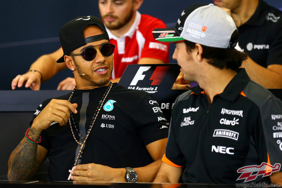 Lewis Hamilton y Sergio Pérez charlan en la rueda de prensa