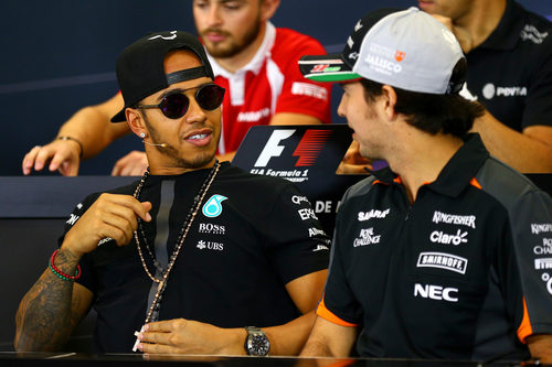 Lewis Hamilton y Sergio Pérez charlan en la rueda de prensa