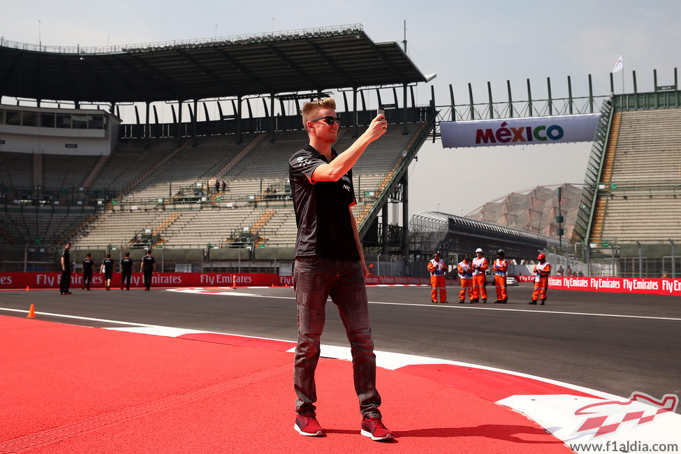 Selfie de Nico Hülkenberg en la pista de México