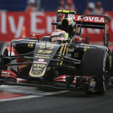 Pastor Maldonado subiéndose a los pianos