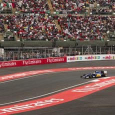 Marcus Ericsson pilotando ante la afición mexicana