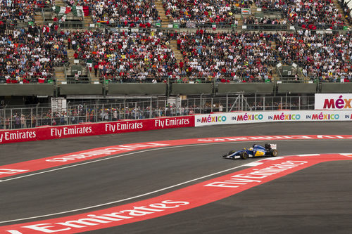 Marcus Ericsson pilotando ante la afición mexicana