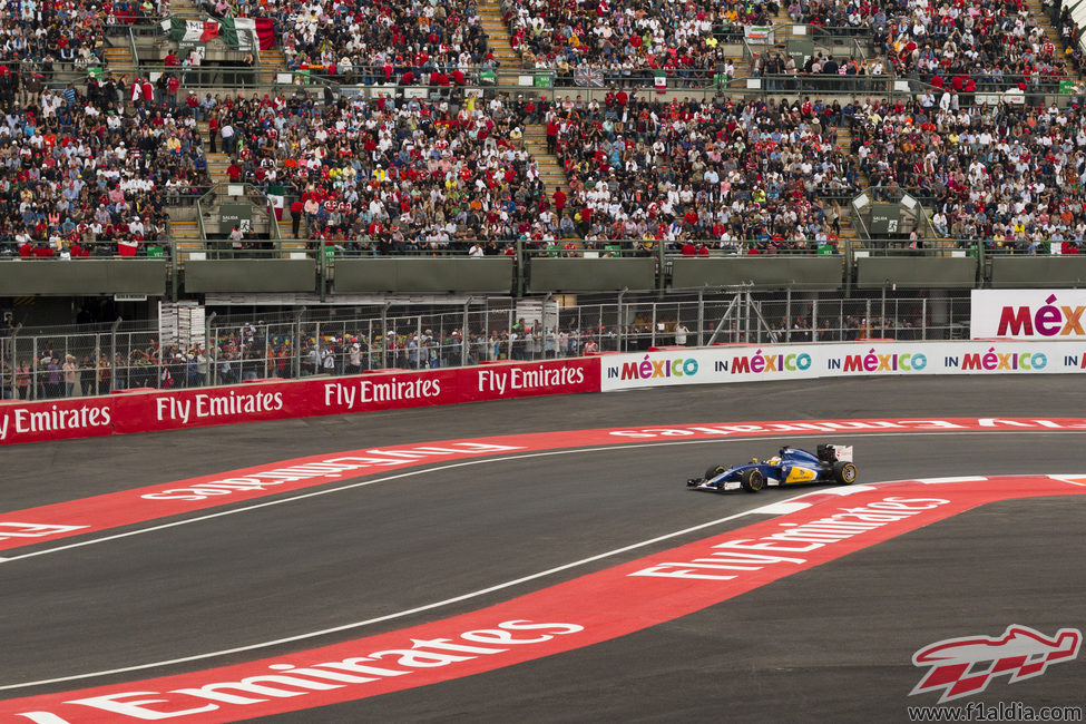 Marcus Ericsson pilotando ante la afición mexicana