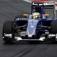 Marcus Ericsson trazando una curva en los L3