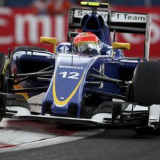 Felipe Nasr subiéndose a los pianos