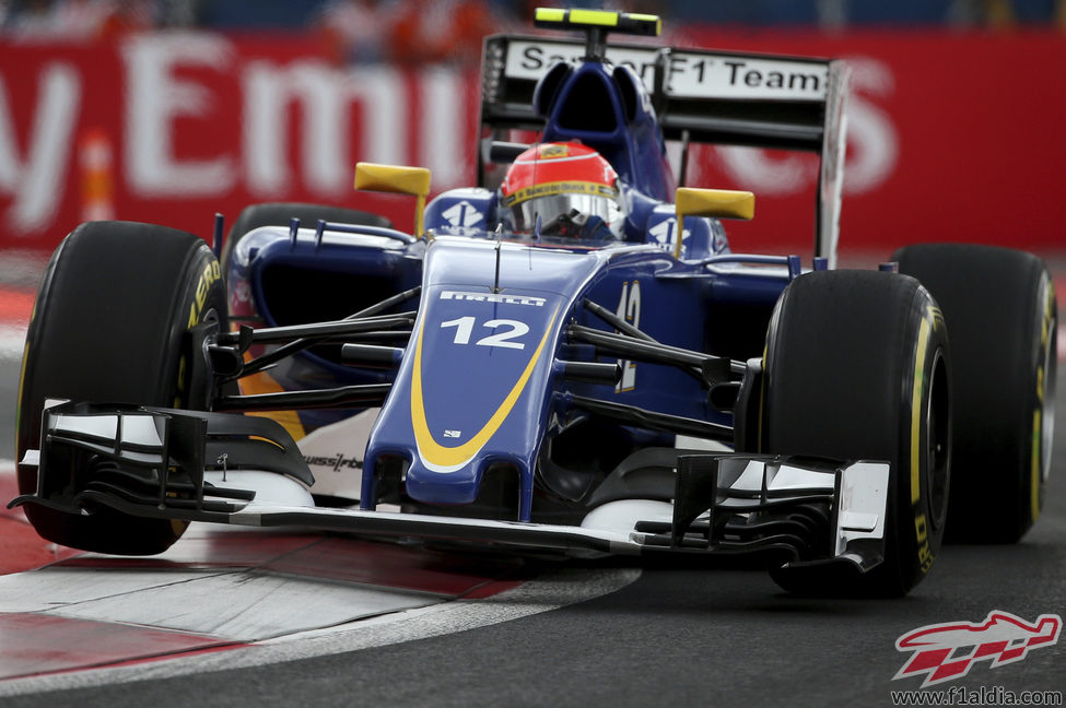 Felipe Nasr subiéndose a los pianos