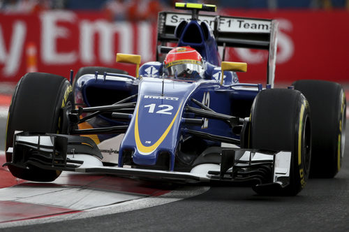 Felipe Nasr subiéndose a los pianos