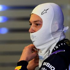 Daniil Kvyat preparándose para salir a la pista