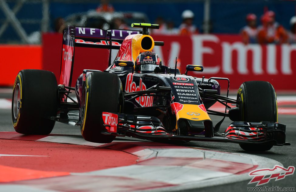 Daniil Kvyat luchando en las curvas