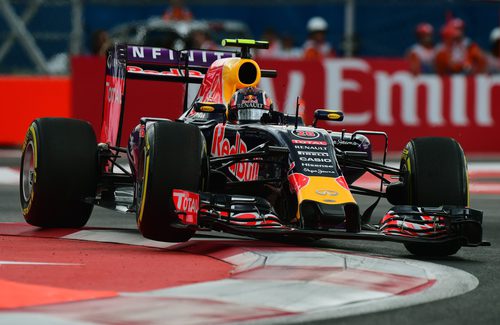 Daniil Kvyat luchando en las curvas