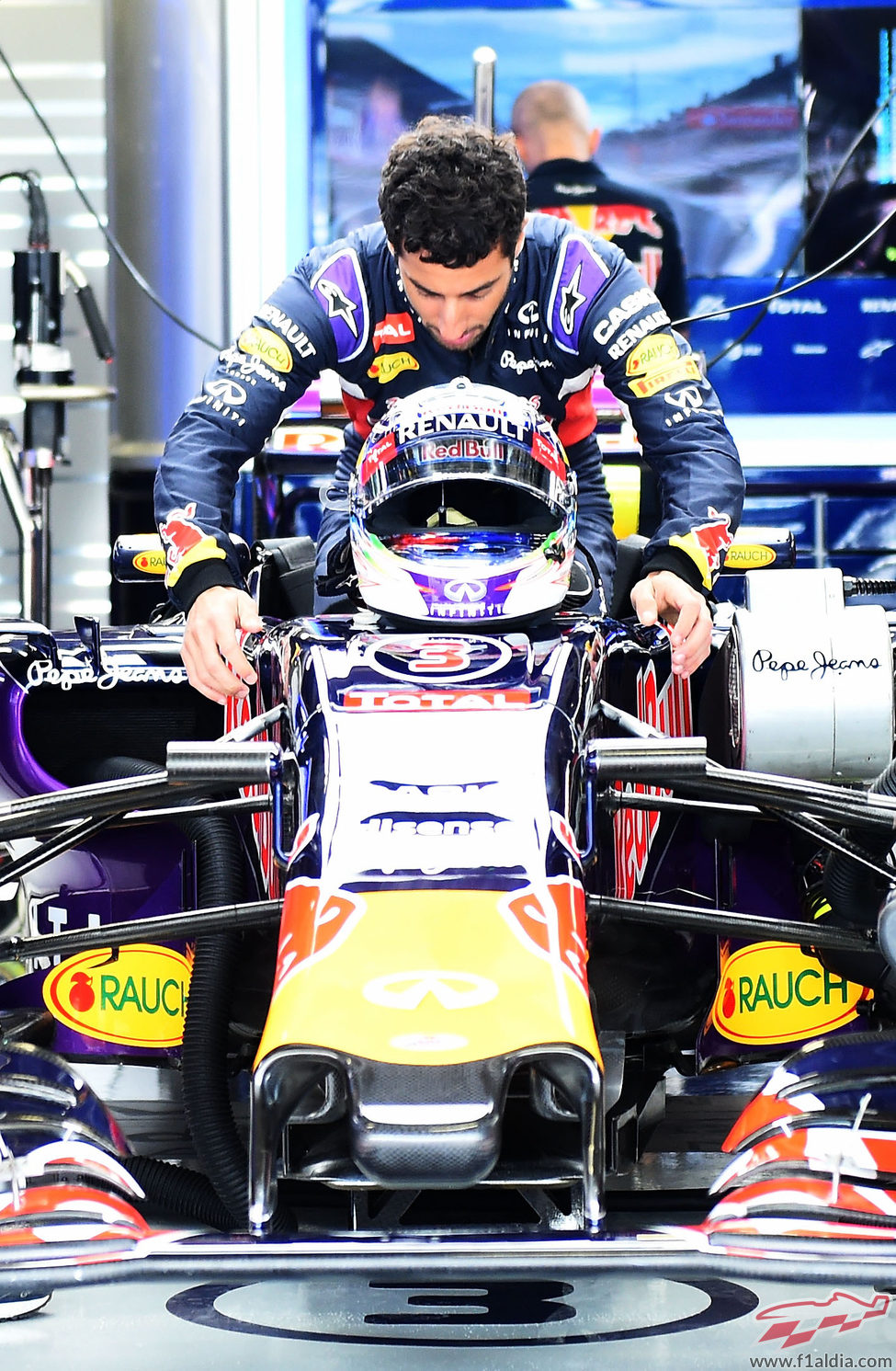 Daniel Ricciardo subiendo a su monoplaza