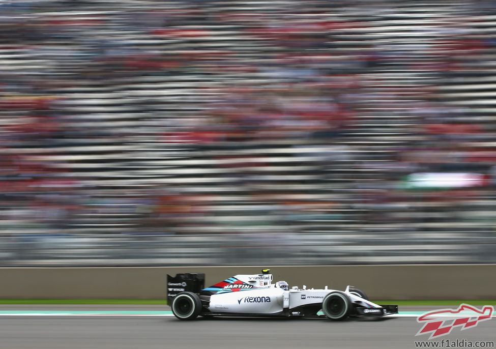 Valtteri Bottas rueda con su FW37