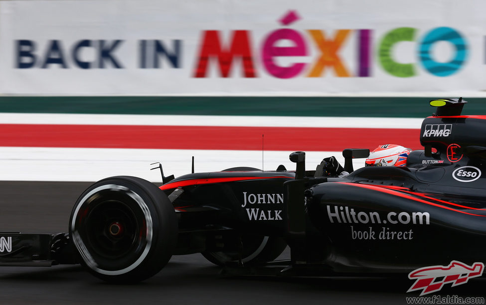 Jenson Button tuvo muchos problemas en los libres 3