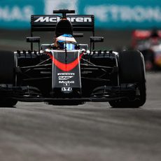 Fernando Alonso vigila por el retrovisor a Verstappen