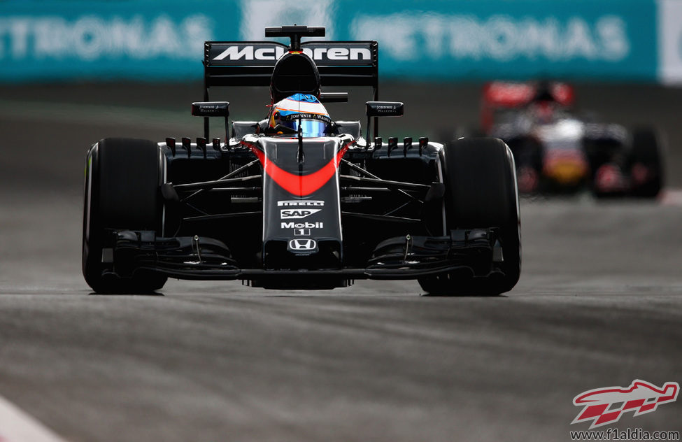 Fernando Alonso vigila por el retrovisor a Verstappen