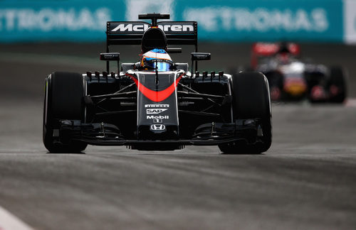 Fernando Alonso vigila por el retrovisor a Verstappen
