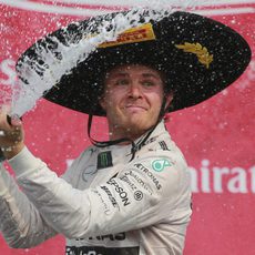 Nico Rosberg suelta el chorro de champán