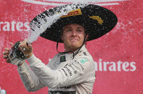 Nico Rosberg suelta el chorro de champán