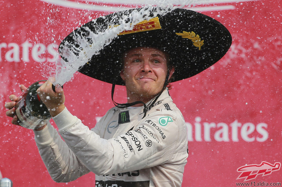 Nico Rosberg suelta el chorro de champán