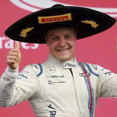 El contento 'ok' de Valtteri Bottas en el podio