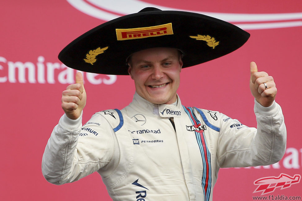 El contento 'ok' de Valtteri Bottas en el podio