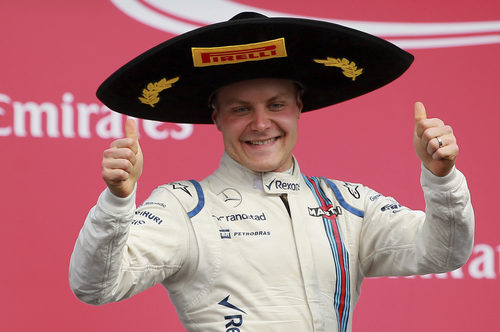 El contento 'ok' de Valtteri Bottas en el podio