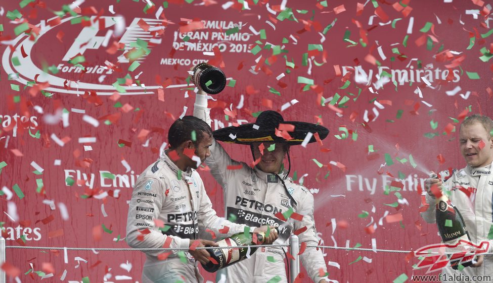 Confeti de colores en el podio de México