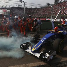 Felipe Nasr no acaba el GP de México 2015