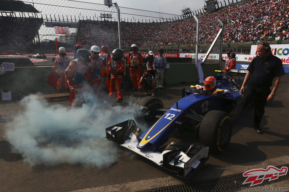 Felipe Nasr no acaba el GP de México 2015