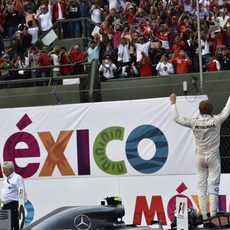 Nico Rosberg saluda a los aficionados mexicanos