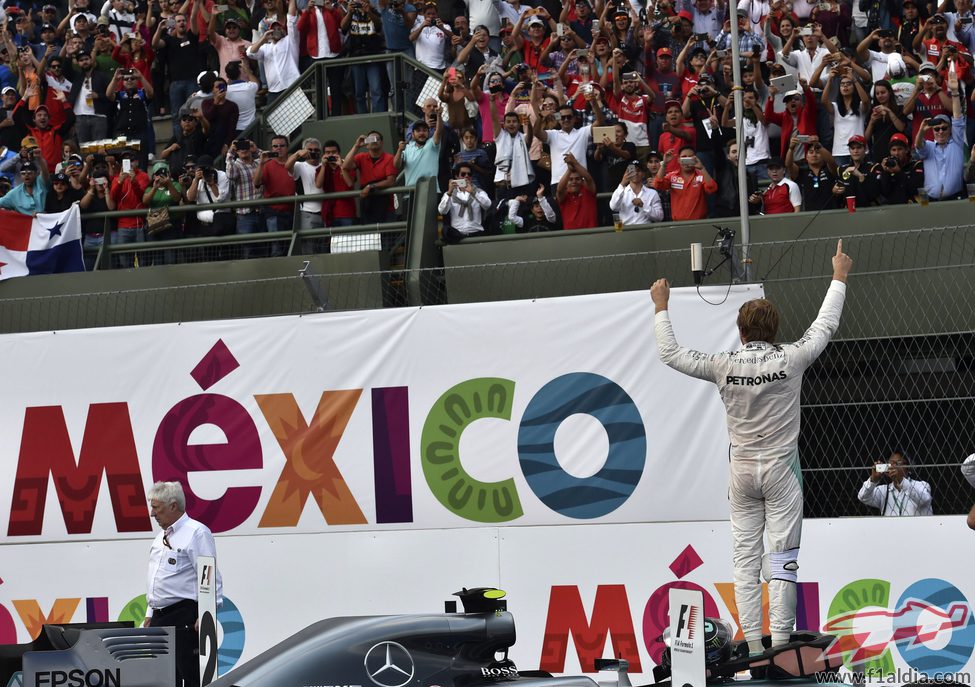 Nico Rosberg saluda a los aficionados mexicanos