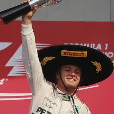 Nico Rosberg alza el trofeo de vencedor