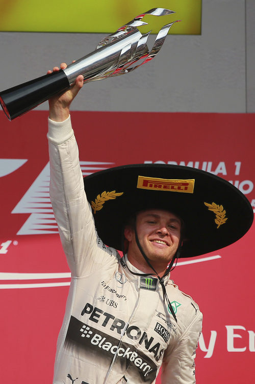 Nico Rosberg alza el trofeo de vencedor