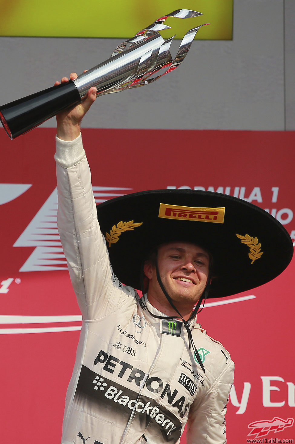 Nico Rosberg alza el trofeo de vencedor