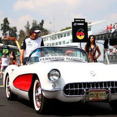 Fernando Alonso completa el 'drivers parade' justo antes de la carrera